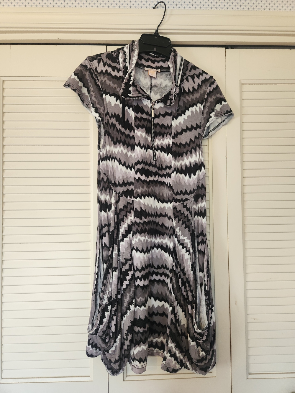 Short Sleeve Black & White Zigzag Casual Dress